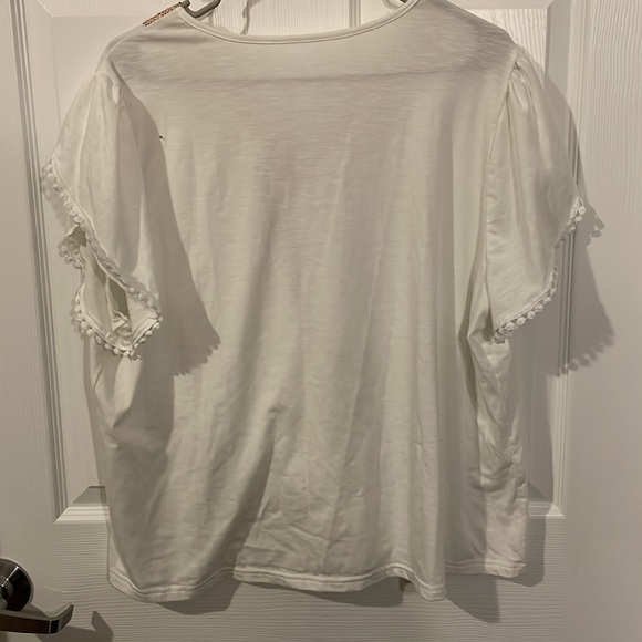 SHEIN Curve Size 2XL White T-Shirt with Gold V-Neck - Picture 4 of 5